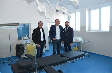 Imagine a unei săli de operație moderne, cu accent pe echipamente medicale avansate.