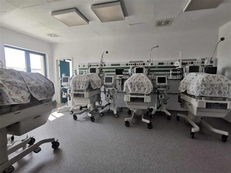 Fotografie cu un salon modern din noua Maternitate, evidențiind paturile, mobilierul și sistemul de comunicație.