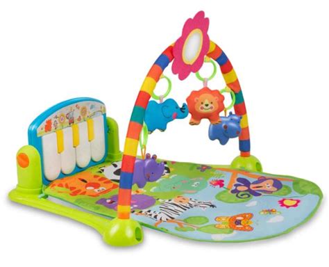 Bebeluș care se joacă pe o saltea interactivă