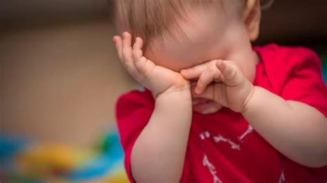 Ilustrație cu un copil care își freacă ochii, sugerând disconfort vizual