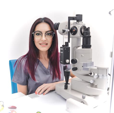 Copil supus unei examinări oftalmologice computerizate