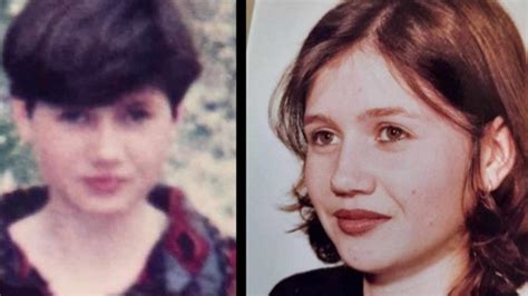 Fotografie cu o mamă care alăptează bebelușul imediat după nașterea naturală.