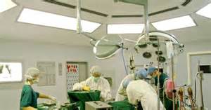 Ilustrație medicală a inciziei chirurgicale în timpul unei operații cezariene.