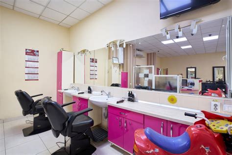 imagini cu saloane de maternitate moderne, curate și bine dotate