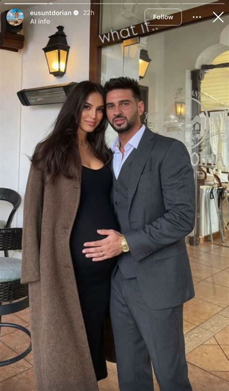 Fotografie cu o burtică de gravidă pictată artistic