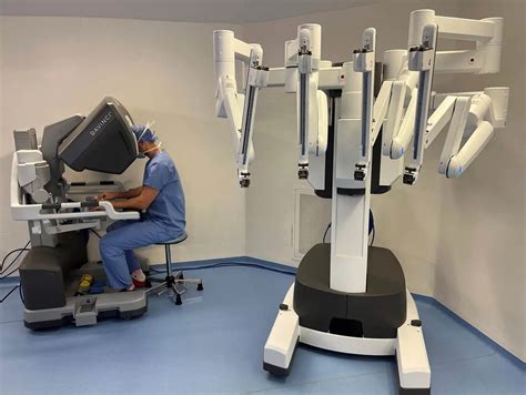 Imagine cu un robot chirurgical da Vinci
