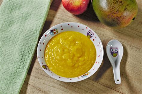 ilustrație cu un bebeluș fericit care mănâncă piure de morcov și măr dintr-un bol