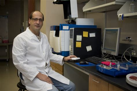 Portretul Dr. Mihai Niculescu, concentrat, lucrând la birou.