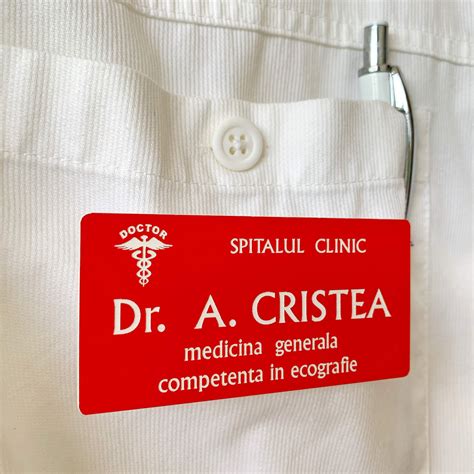 Exemple diverse de ecusoane medicale personalizate pentru diferite specializări medicale.