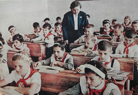 Imagine cu copii într-un orfelinat din perioada comunistă, ilustrând consecințele politicii pronataliste.