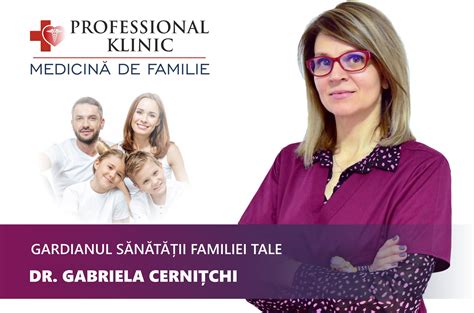 Fotografie cu o familie zâmbitoare alături de medicul pediatru