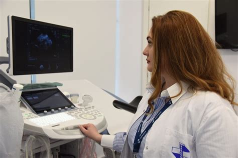 imagine cu o mamă și medicul în timpul unei ecografii