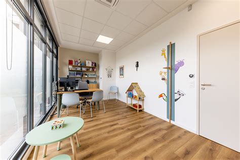 echipament medical modern într-un cabinet de pediatrie