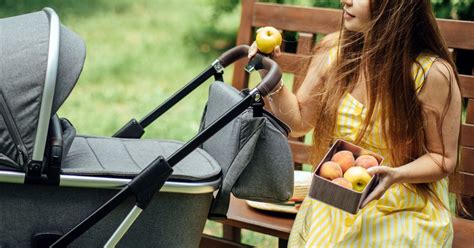 Ilustrație cu o mamă care alăptează, înconjurată de alimente sănătoase