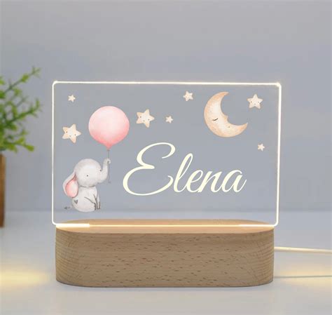 Ilustrație cu o lampă de veghe modernă pentru copii, prezentând designul său prietenos și lumina blândă.