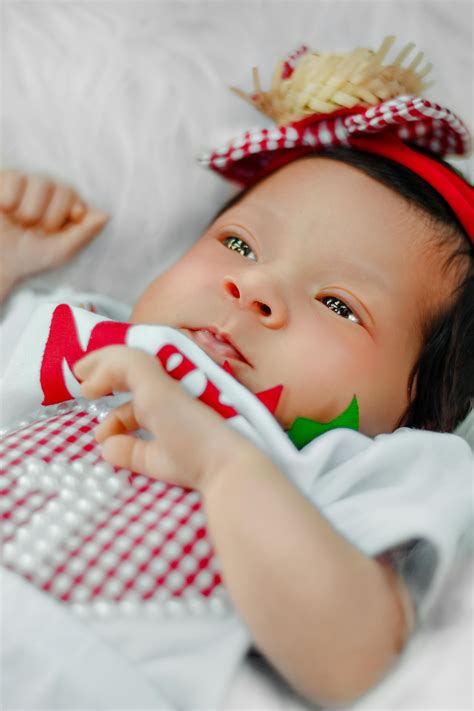 Fotografie cu un bebeluș fericit într-un leagăn modern