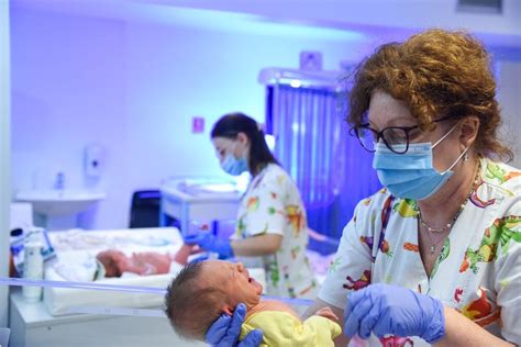 Fotografie cu un nou-născut îngrijit în secția de neonatologie