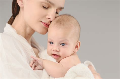 Ilustrație cu etapele de îngrijire a pielii bebelușului de la naștere până la 1 an