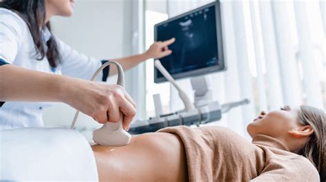 Ecografie abdominală care evidențiază căi biliare dilatate, sugerând o posibilă obstrucție.