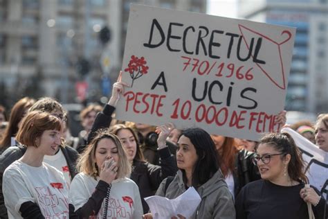 Femei protestând pe străzile Turciei împotriva restricțiilor privind avortul