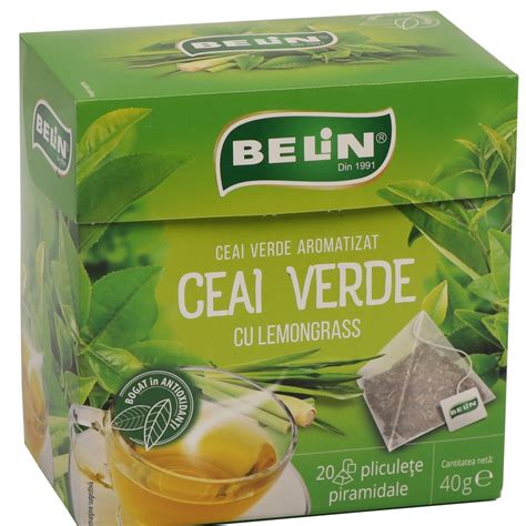 Infuzie de ceai verde proaspăt preparat, cu frunze de ceai vizibile.