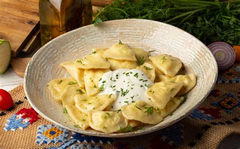 Ilustrație cu ingredientele pentru colțunași cu brânză