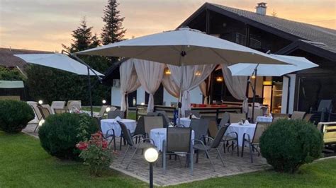 ilustrație cu diverse locații potrivite pentru o petrecere de 1 an: casă, restaurant, grădină