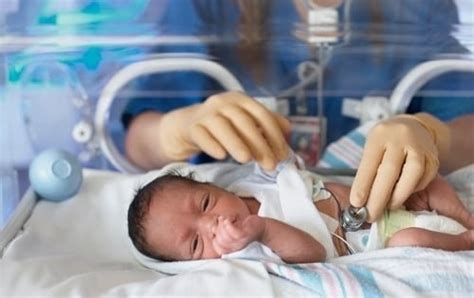 Copil nou-născut într-un incubator