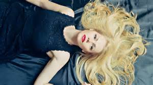 Ilustrație cu alimente recomandate pentru o dietă sănătoasă în timpul sarcinii, cu accent pe cele bogate în potasiu și magneziu.