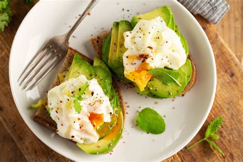 Infografic cu beneficiile avocado și gălbenușului de ou pentru bebeluși