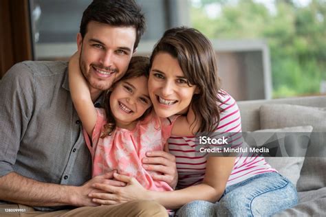 Ilustrație a unei familii fericite cu un nou-născut, simbolizând succesul tratamentelor de reproducere asistată.