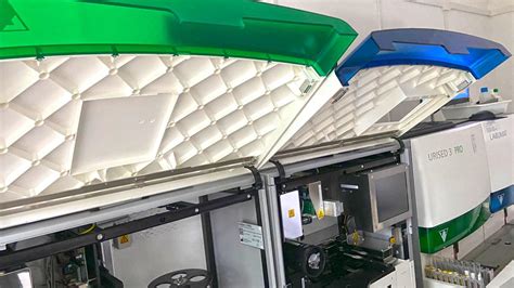 Imagine a unui laborator de reproducere asistată modern, cu echipamente de ultimă generație.