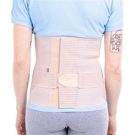 Imagine cu o pacientă purtând un corset elastic compresiv postoperator.