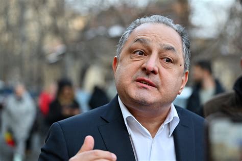 Ilustrație cu o femeie care își susține abdomenul în zona inciziei după cezariană