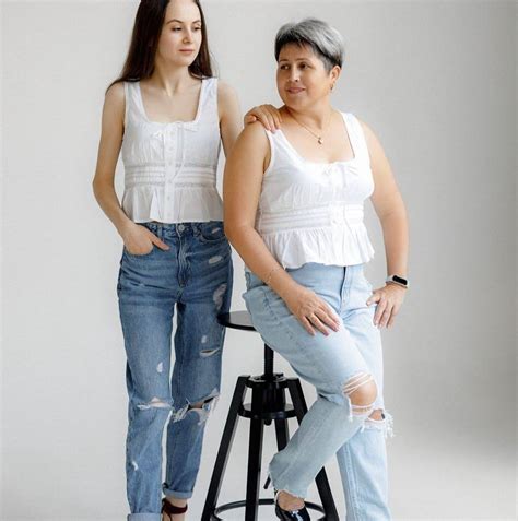 Ilustrație comparativă: pe de o parte, un bebeluș așezat incorect cu perne, pe de altă parte, un bebeluș care se joacă pe burtică.