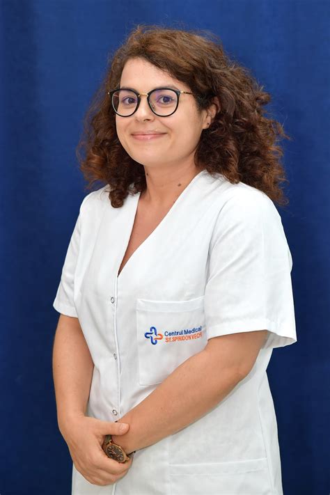 Fotografie a Dr. Florina Jurca într-un mediu clinic prietenos