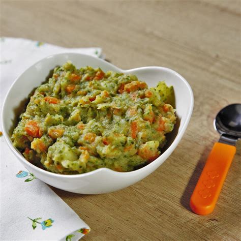 imagine cu un bebeluș bucuros mâncând un piure de legume