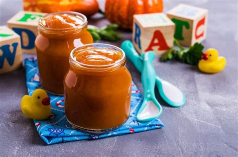 imagine cu diverse borcănele de mâncare pentru bebeluși