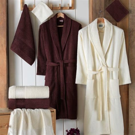 Ilustrație cu o varietate de prosoape și halate de baie pentru bebeluși, cu diferite texturi și culori.