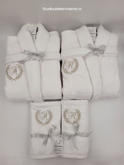 Colaj cu diverse modele de prosoape și halate de baie pentru copii, prezentând varietatea de culori, imprimeuri și stiluri.