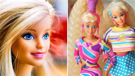 Păpușa Barbie interacționând cu cățelușii într-un spațiu de joacă.