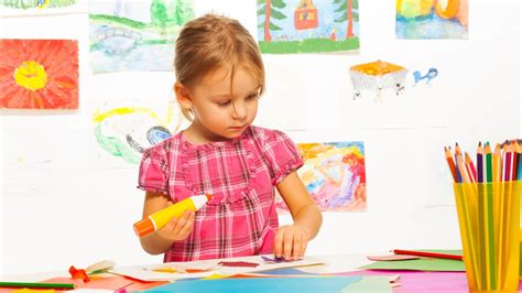 ochiul designerului: o fotografie cu copiii de la centru implicati in activitati educative si recreative