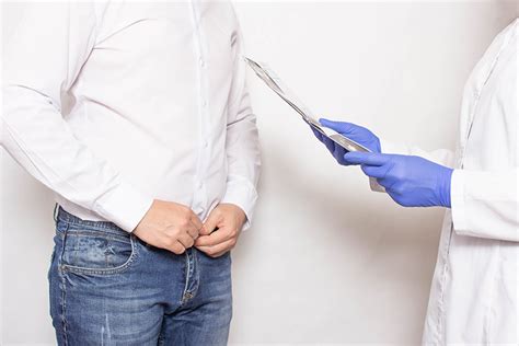 Ilustrație cu zone roșii și inflamate pe glandul penisului, sugerând balanită.