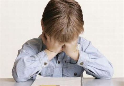 Ilustrație reprezentând un copil stresat, cu mâinile pe burtă