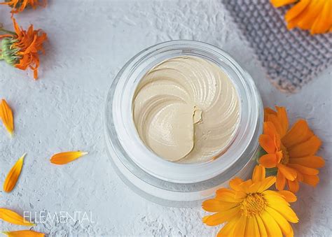 Imagine cu o cremă de gălbenele și flori de gălbenele