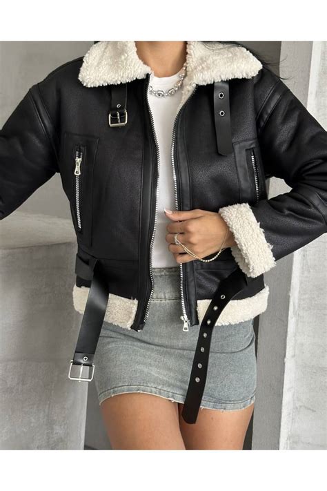 Detaliu interior cu blană sintetică a salopetei