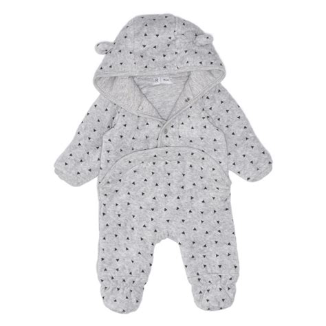 Salopetă cu glugă și fermoare, arătând sistemul practic de închidere