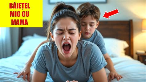 imagine cu o mamă care alăptează, cu accent pe confort și o cană de ceai alături