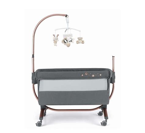 Ilustrație cu patutul MAMO-TATO Classico în diferite configurații (reglabil pe înălțime, transformat în leagăn)