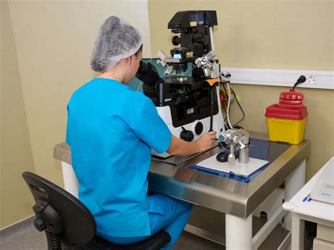 Fotografie cu un laborator de embriologie modern, subliniind tehnologia de ultimă generație.